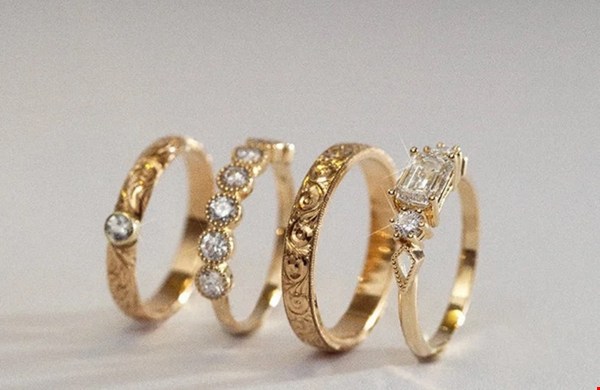 Lab grown diamanten in handgemaakte sieraden van gerecycled goud